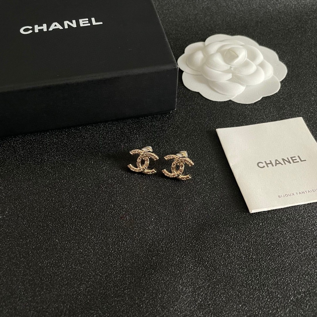  Chanel香奈儿 中古 双C耳钉👀原版复刻logo 小香家的款式真心无需多介绍😘🎶每一款都超好看，精