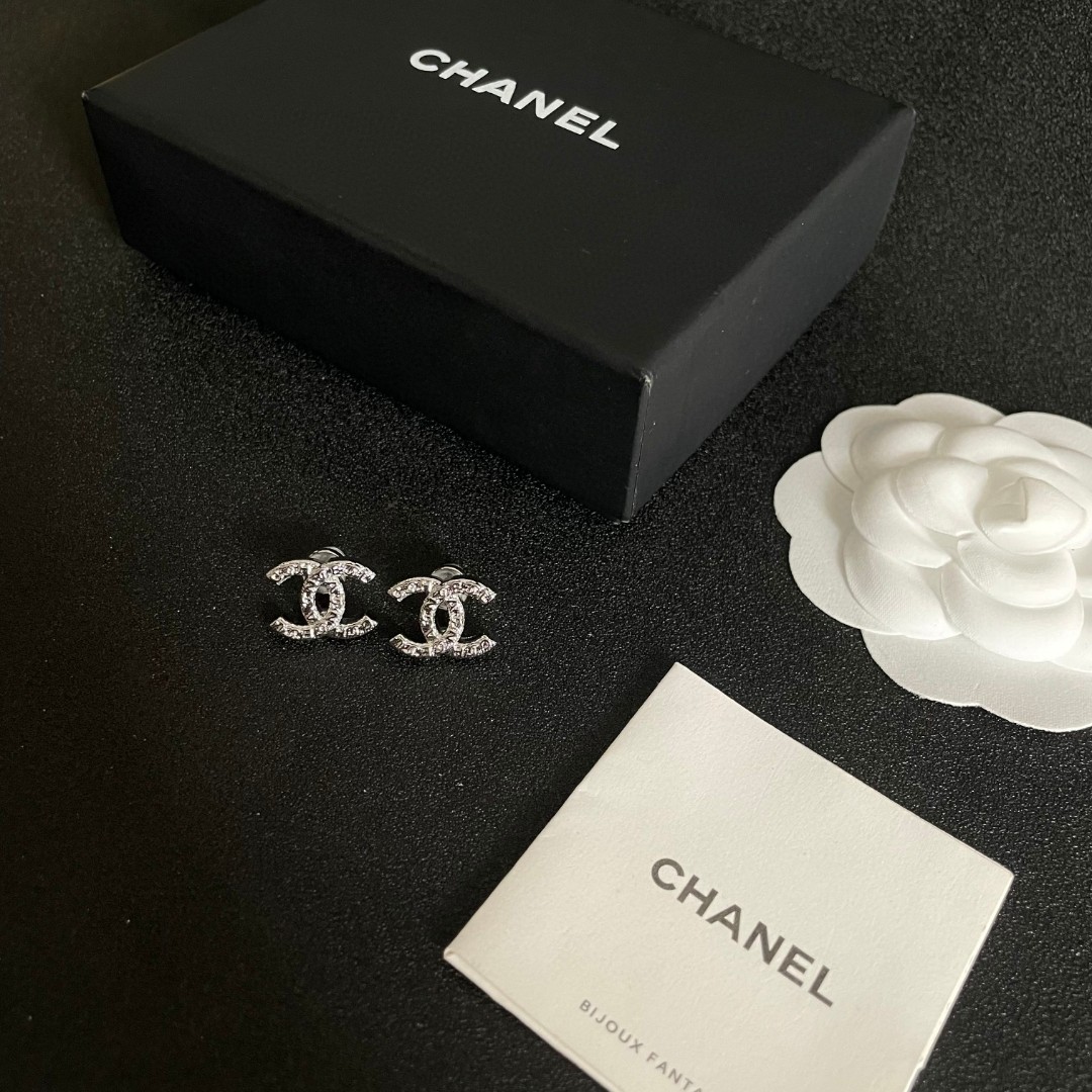  Chanel香奈儿 中古 双C耳钉👀原版复刻logo 小香家的款式真心无需多介绍😘🎶每一款都超好看，精