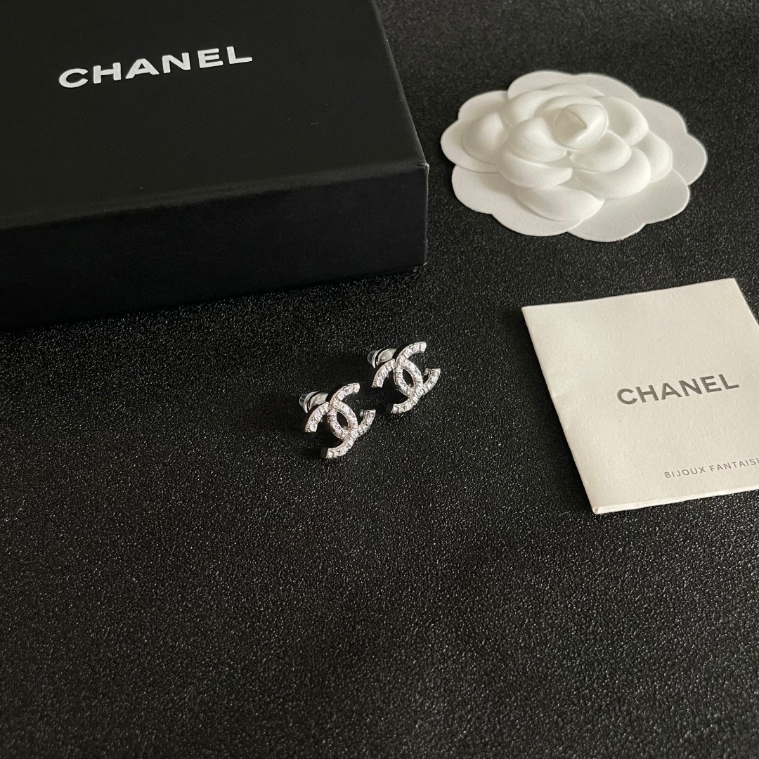  Chanel香奈儿 中古 双C耳钉👀原版复刻logo 小香家的款式真心无需多介绍😘🎶每一款都超好看，精