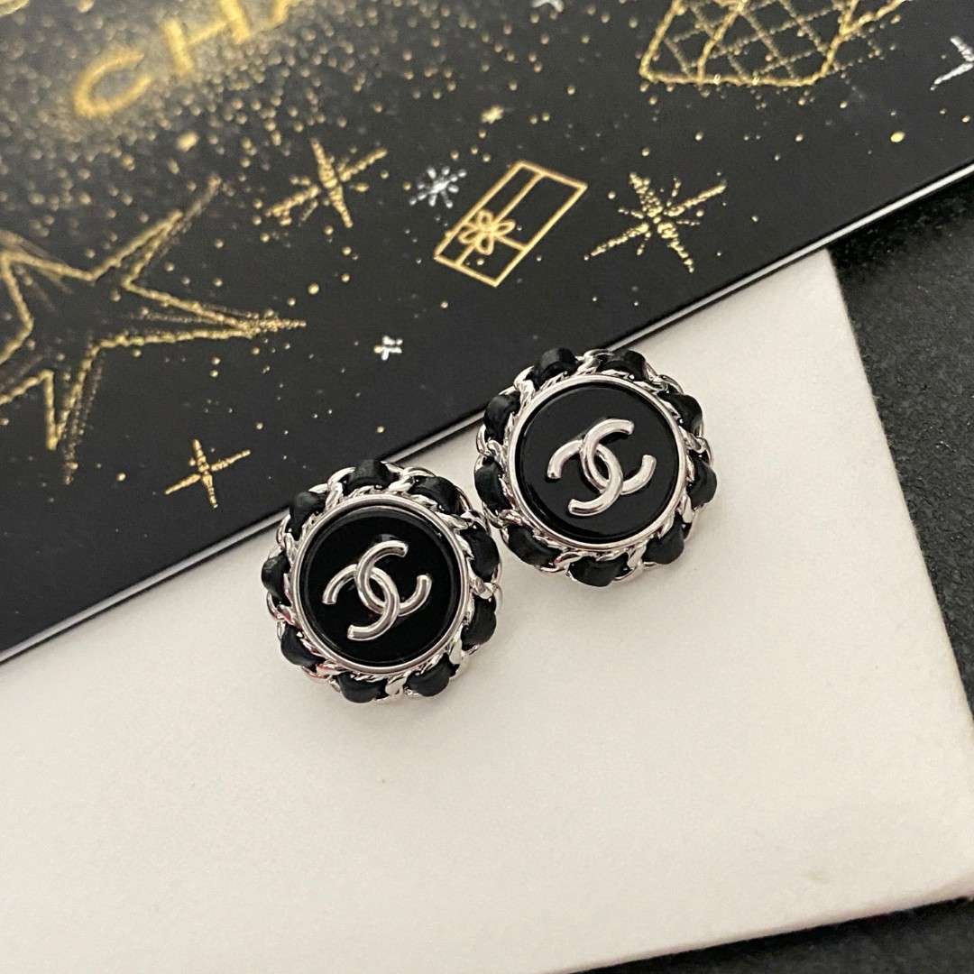  Chanel香奈儿 中古 双C耳钉👀小香家的款式真心无需多介绍😘🎶每一款都超好看，精致大方，非常显气质