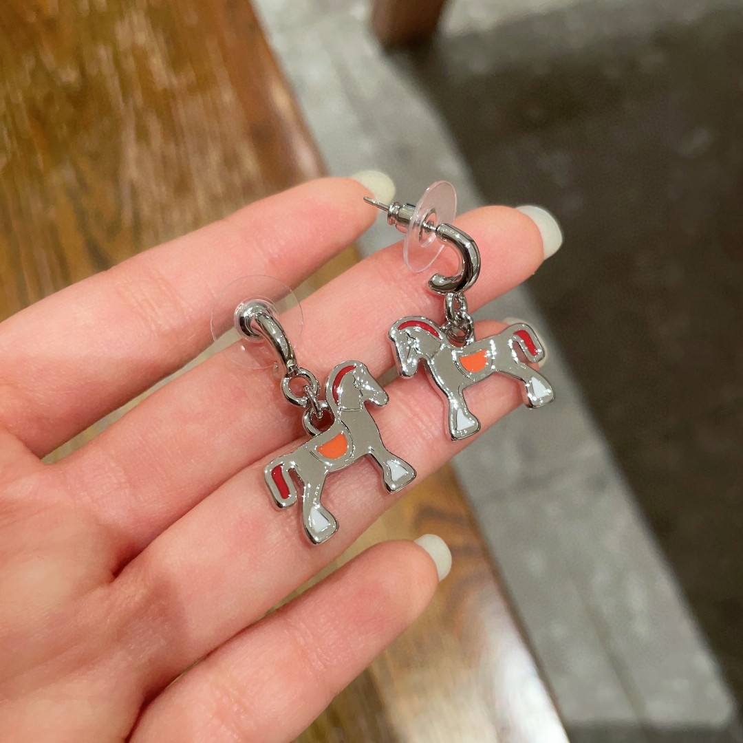  Chanel香奈儿 中古 双C耳钉👀原版复刻logo 小香家的款式真心无需多介绍😘🎶每一款都超好看，精