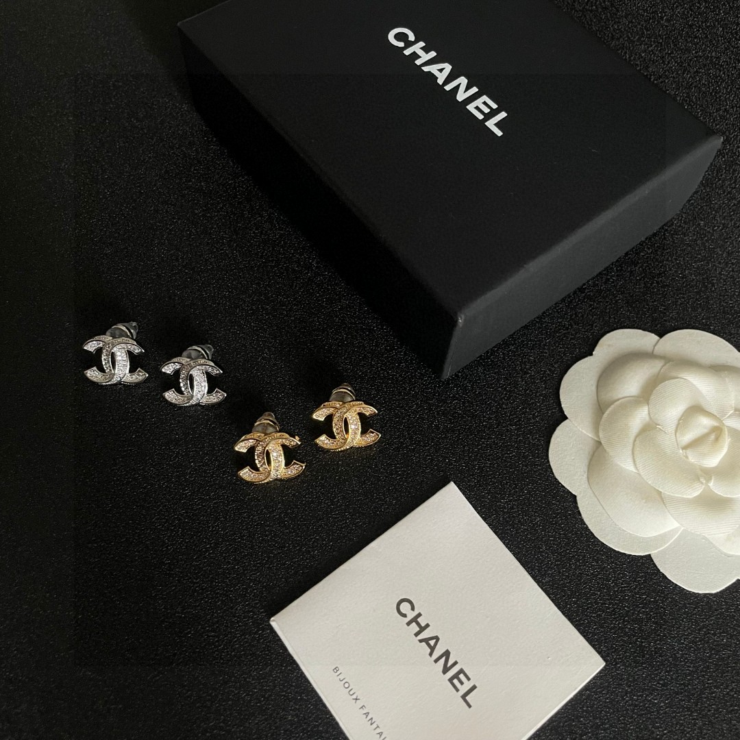  Chanel香奈儿 中古 双C耳钉👀原版复刻logo 小香家的款式真心无需多介绍😘🎶每一款都超好看，精