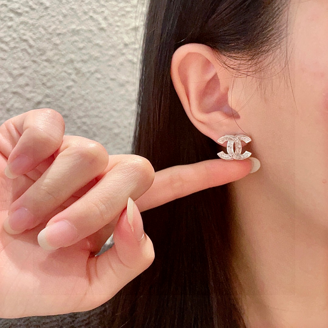  Chanel香奈儿 中古 双C耳钉👀原版复刻logo 小香家的款式真心无需多介绍😘🎶每一款都超好看，精