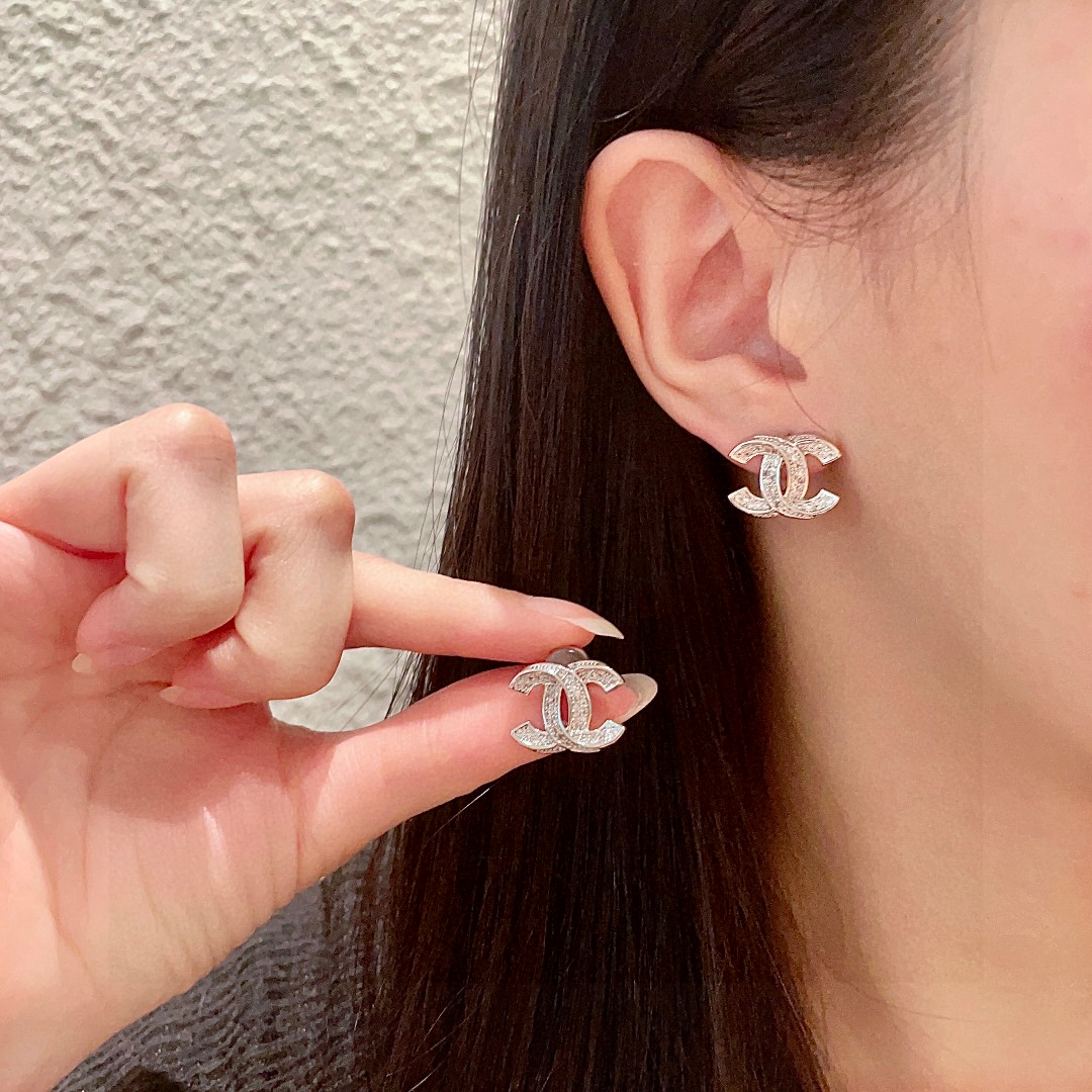  Chanel香奈儿 中古 双C耳钉👀原版复刻logo 小香家的款式真心无需多介绍😘🎶每一款都超好看，精