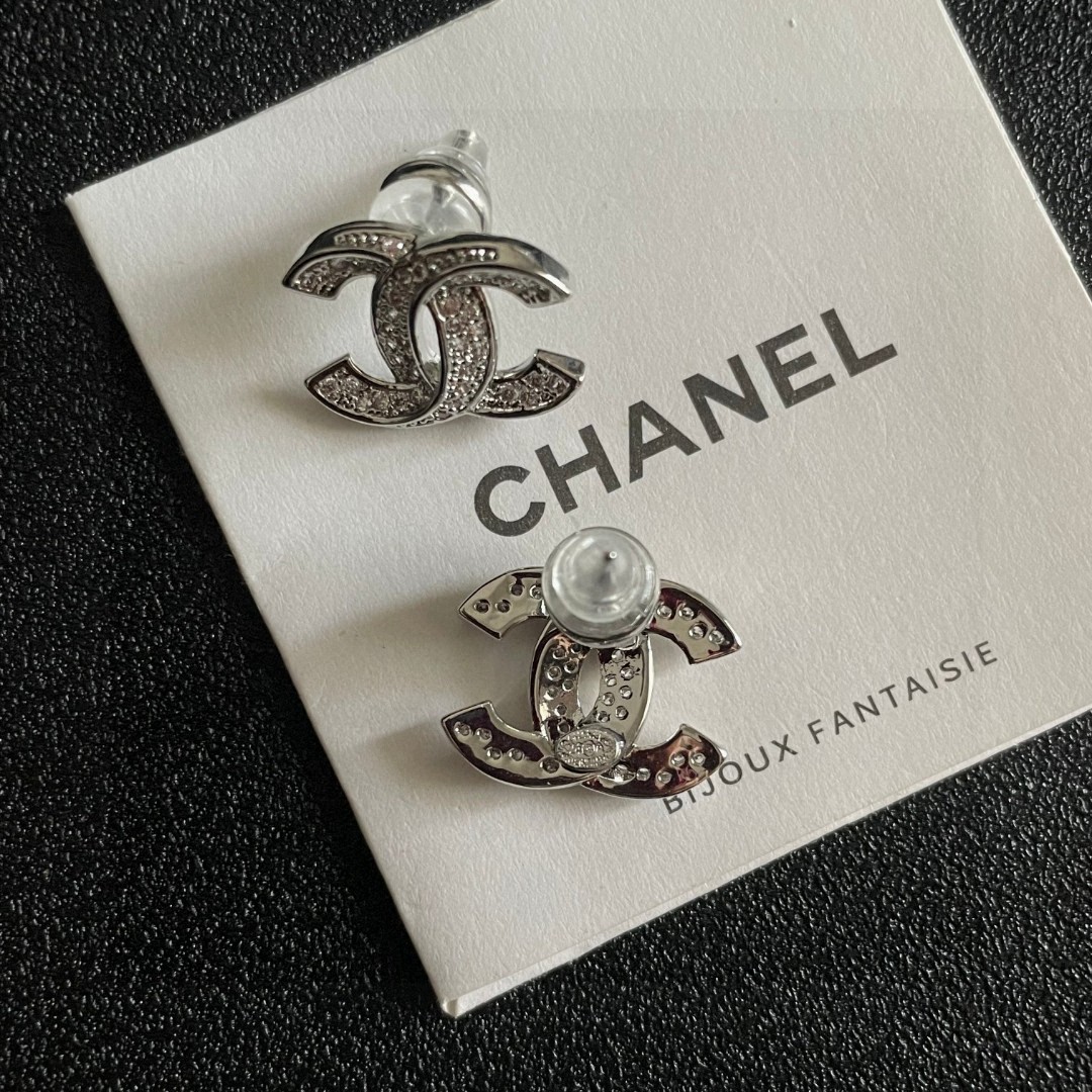  Chanel香奈儿 中古 双C耳钉👀原版复刻logo 小香家的款式真心无需多介绍😘🎶每一款都超好看，精