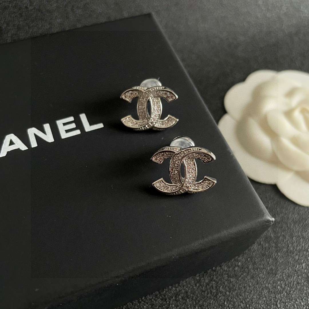  Chanel香奈儿 中古 双C耳钉👀原版复刻logo 小香家的款式真心无需多介绍😘🎶每一款都超好看，精