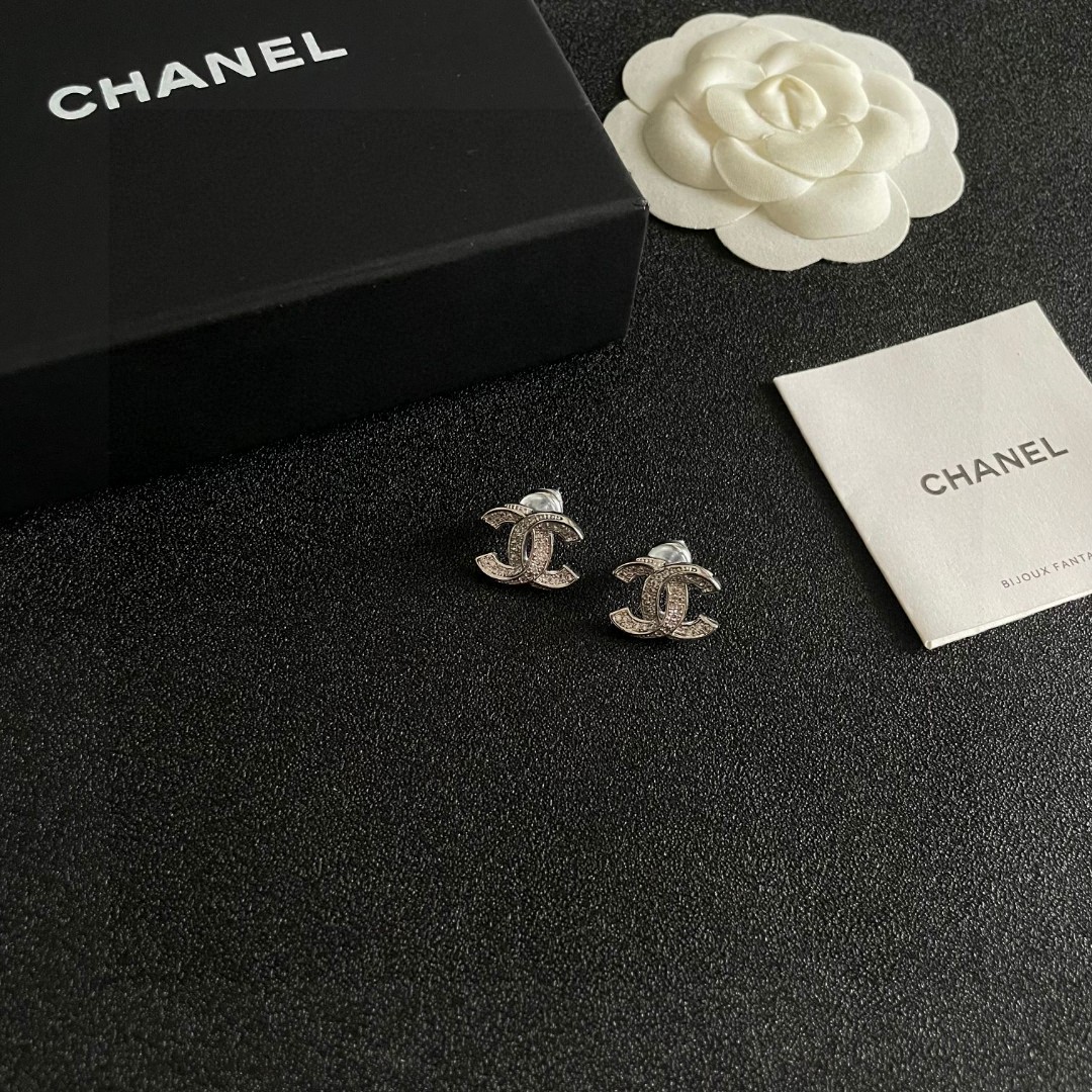  Chanel香奈儿 中古 双C耳钉👀原版复刻logo 小香家的款式真心无需多介绍😘🎶每一款都超好看，精