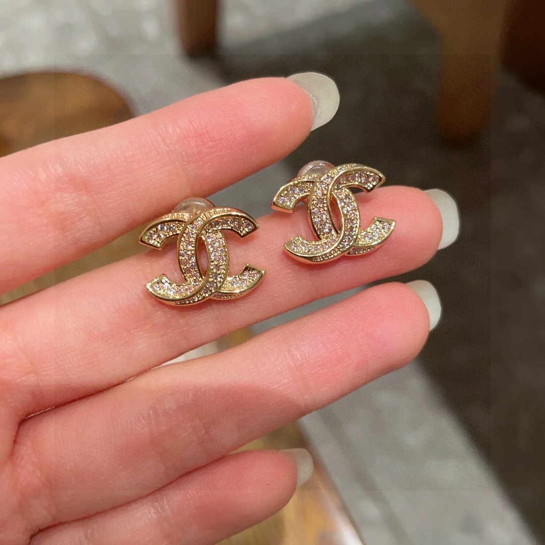  Chanel香奈儿 中古 双C耳钉👀原版复刻logo 小香家的款式真心无需多介绍😘🎶每一款都超好看，精