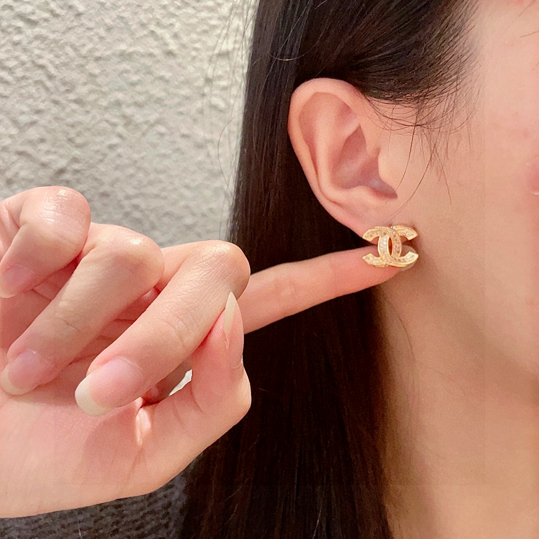  Chanel香奈儿 中古 双C耳钉👀原版复刻logo 小香家的款式真心无需多介绍😘🎶每一款都超好看，精