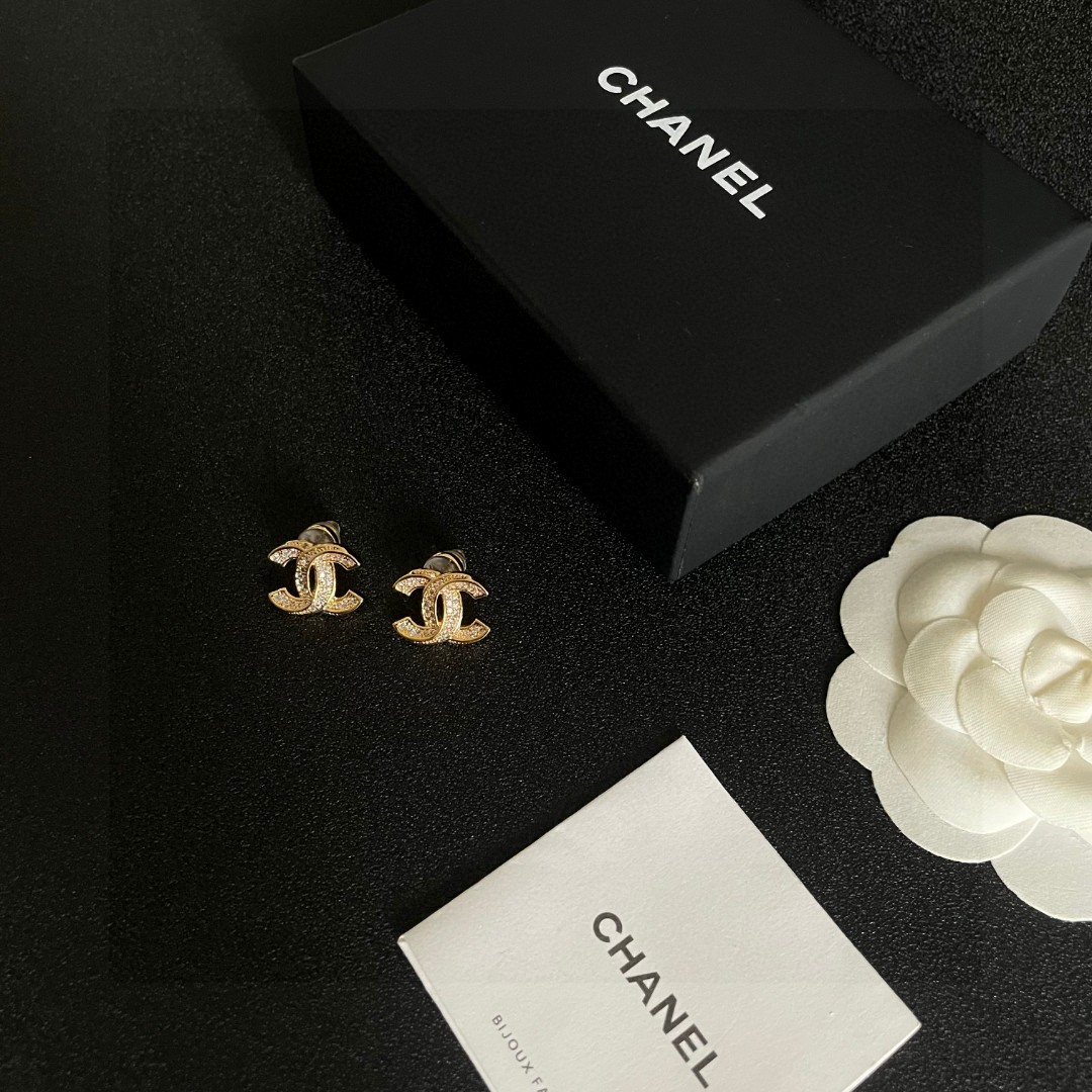  Chanel香奈儿 中古 双C耳钉👀原版复刻logo 小香家的款式真心无需多介绍😘🎶每一款都超好看，精