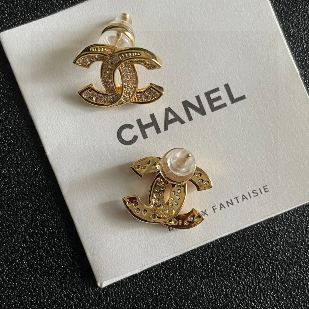  Chanel香奈儿 中古 双C耳钉👀原版复刻logo 小香家的款式真心无需多介绍😘🎶每一款都超好看，精