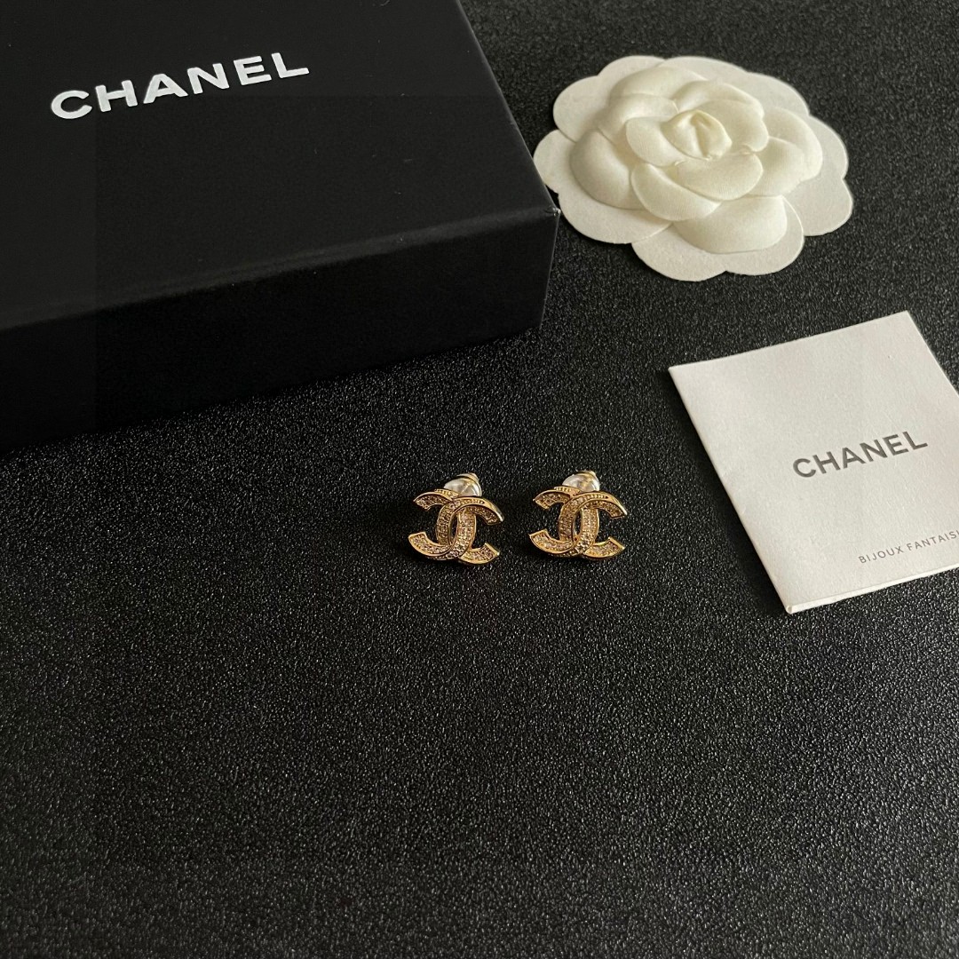  Chanel香奈儿 中古 双C耳钉👀原版复刻logo 小香家的款式真心无需多介绍😘🎶每一款都超好看，精