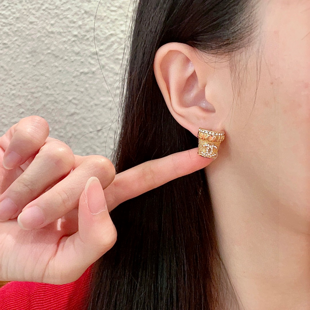  Chanel香奈儿 中古 耳钉👀小香家的款式真心无需多介绍😘🎶每一款都超好看，精致大方，非常显气质