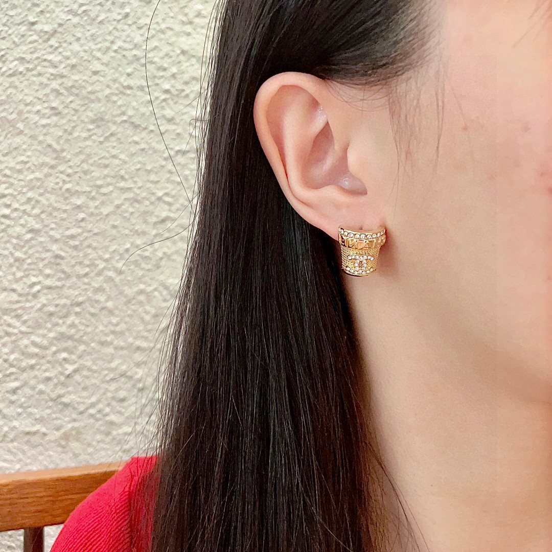 Chanel香奈儿 中古 耳钉👀小香家的款式真心无需多介绍😘🎶每一款都超好看，精致大方，非常显气质