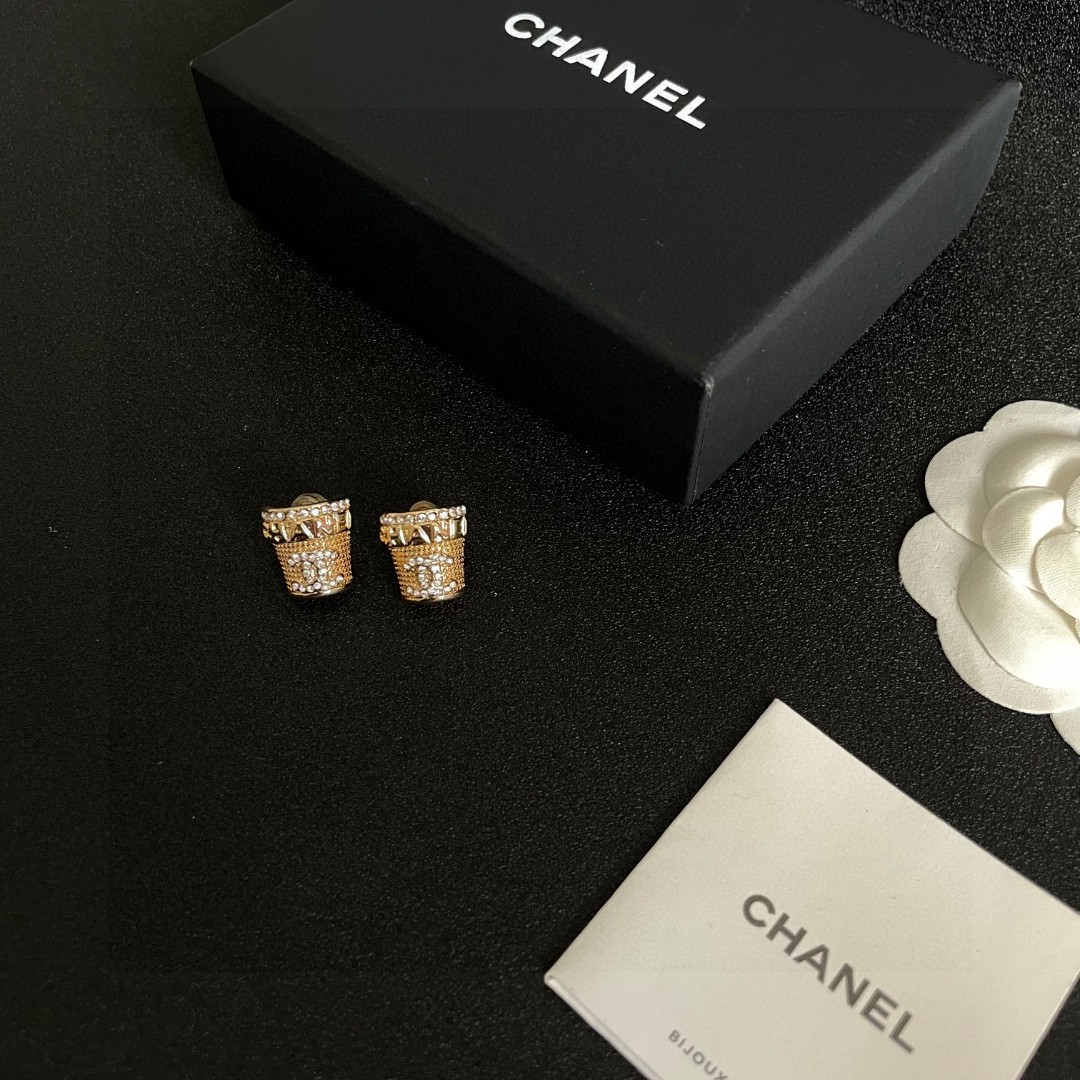  Chanel香奈儿 中古 耳钉👀小香家的款式真心无需多介绍😘🎶每一款都超好看，精致大方，非常显气质