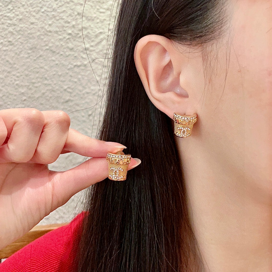  Chanel香奈儿 中古 耳钉👀小香家的款式真心无需多介绍😘🎶每一款都超好看，精致大方，非常显气质