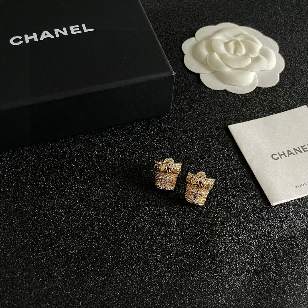  Chanel香奈儿 中古 耳钉👀小香家的款式真心无需多介绍😘🎶每一款都超好看，精致大方，非常显气质