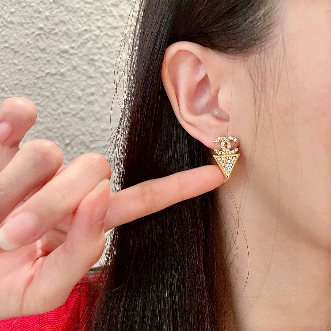  Chanel香奈儿 中古 双C耳钉👀原版复刻logo 小香家的款式真心无需多介绍😘🎶每一款都超好看，精