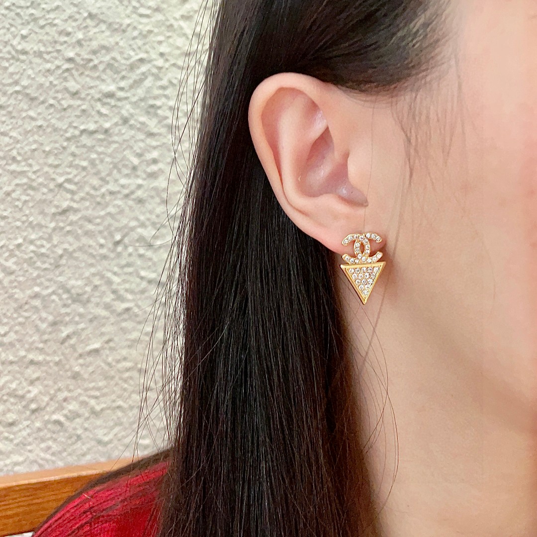  Chanel香奈儿 中古 双C耳钉👀原版复刻logo 小香家的款式真心无需多介绍😘🎶每一款都超好看，精