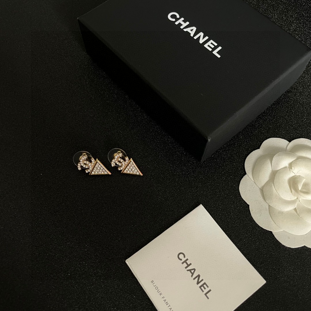  Chanel香奈儿 中古 双C耳钉👀原版复刻logo 小香家的款式真心无需多介绍😘🎶每一款都超好看，精