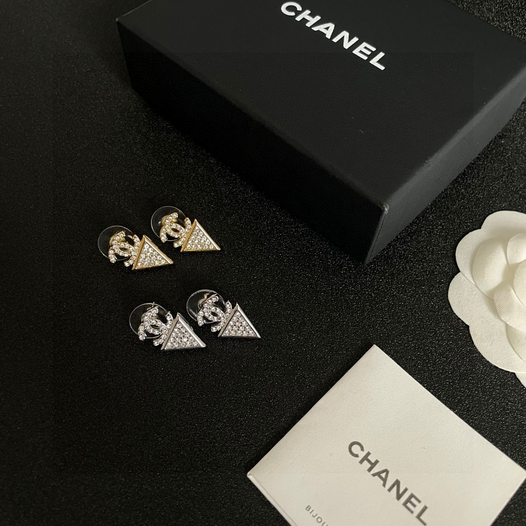  Chanel香奈儿 中古 双C耳钉👀原版复刻logo 小香家的款式真心无需多介绍😘🎶每一款都超好看，精