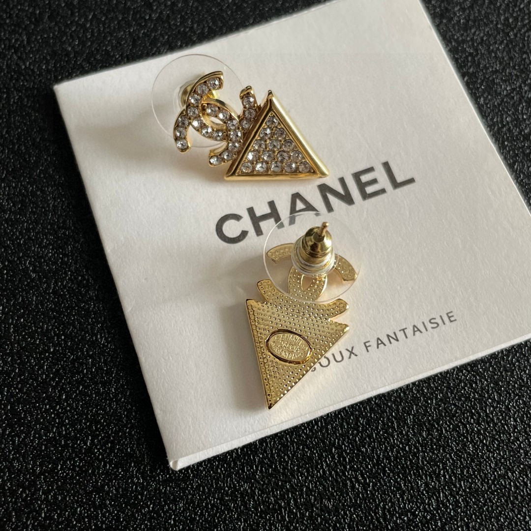  Chanel香奈儿 中古 双C耳钉👀原版复刻logo 小香家的款式真心无需多介绍😘🎶每一款都超好看，精