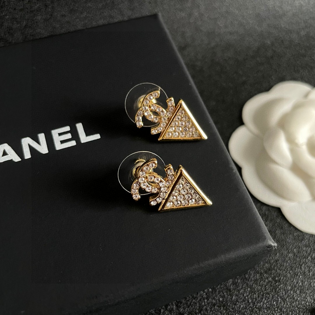  Chanel香奈儿 中古 双C耳钉👀原版复刻logo 小香家的款式真心无需多介绍😘🎶每一款都超好看，精
