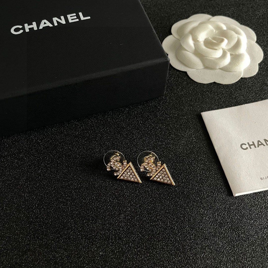  Chanel香奈儿 中古 双C耳钉👀原版复刻logo 小香家的款式真心无需多介绍😘🎶每一款都超好看，精