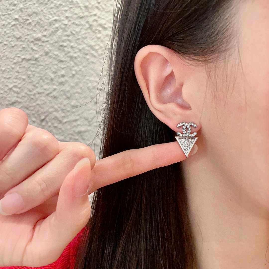  Chanel香奈儿 中古 双C耳钉👀原版复刻logo 小香家的款式真心无需多介绍😘🎶每一款都超好看，精