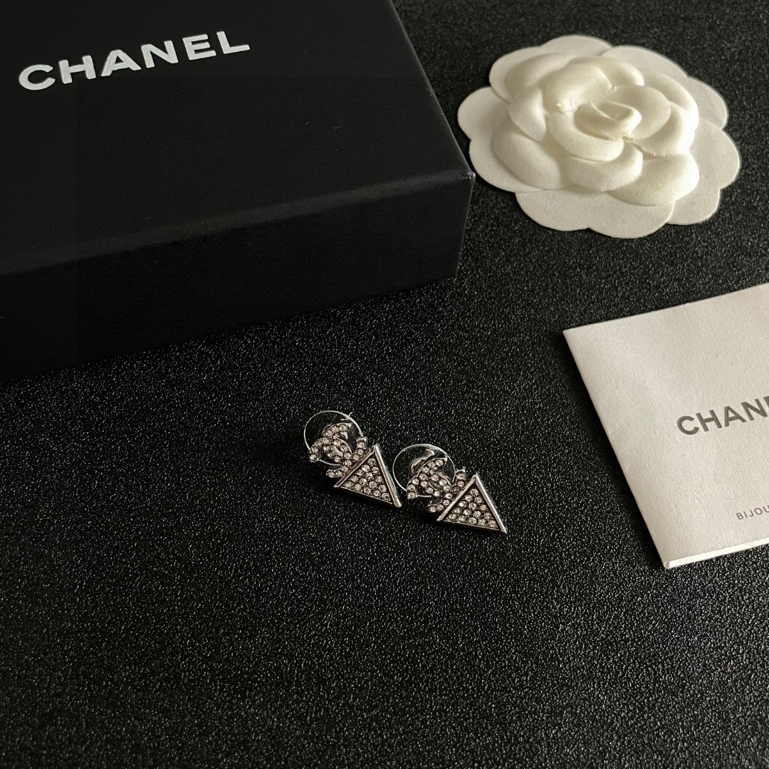  Chanel香奈儿 中古 双C耳钉👀原版复刻logo 小香家的款式真心无需多介绍😘🎶每一款都超好看，精