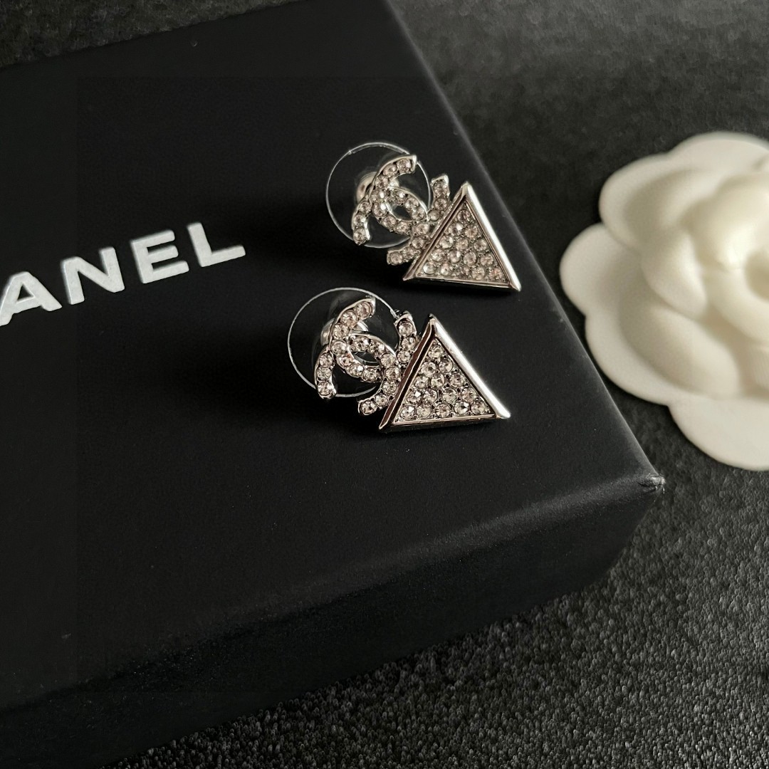  Chanel香奈儿 中古 双C耳钉👀原版复刻logo 小香家的款式真心无需多介绍😘🎶每一款都超好看，精