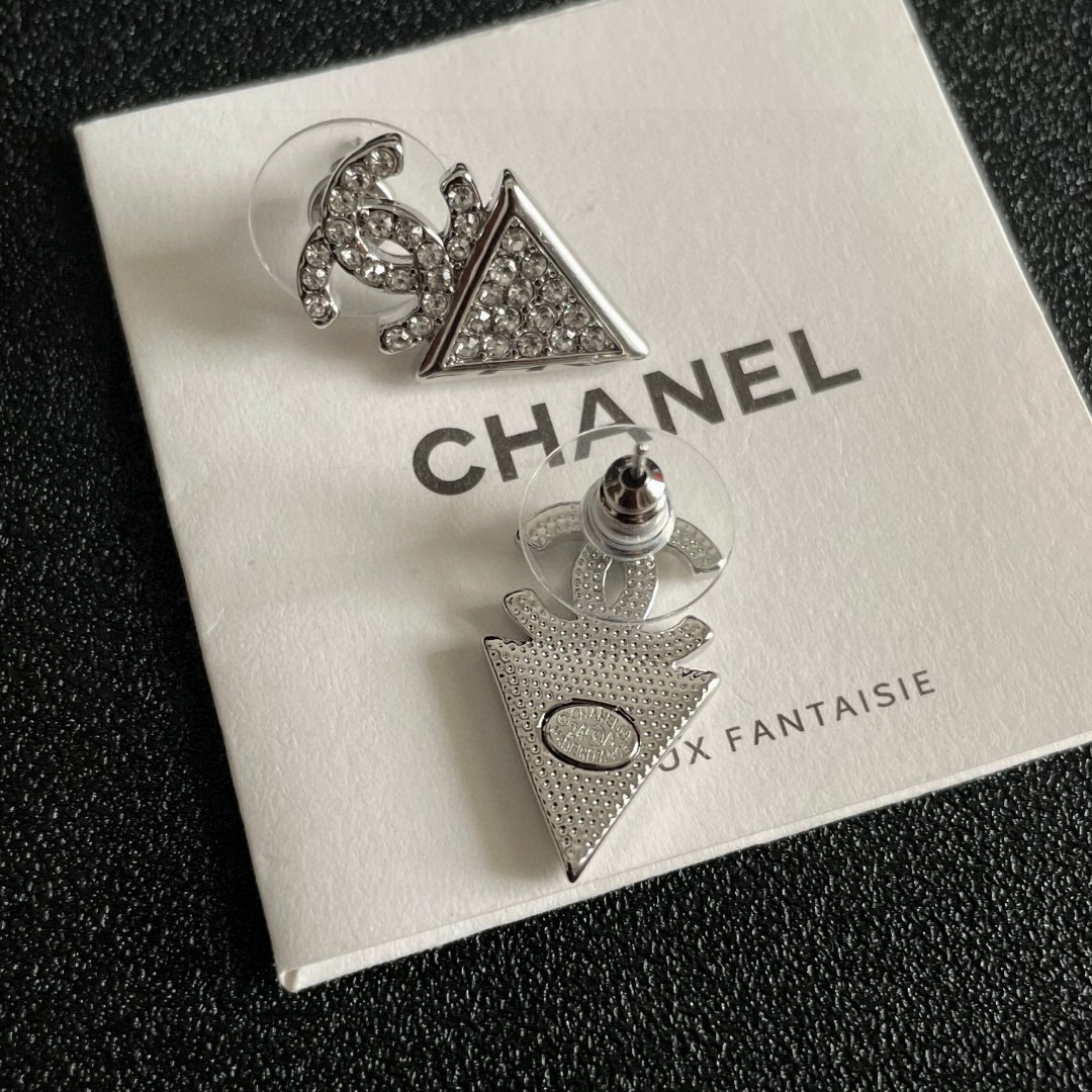  Chanel香奈儿 中古 双C耳钉👀原版复刻logo 小香家的款式真心无需多介绍😘🎶每一款都超好看，精