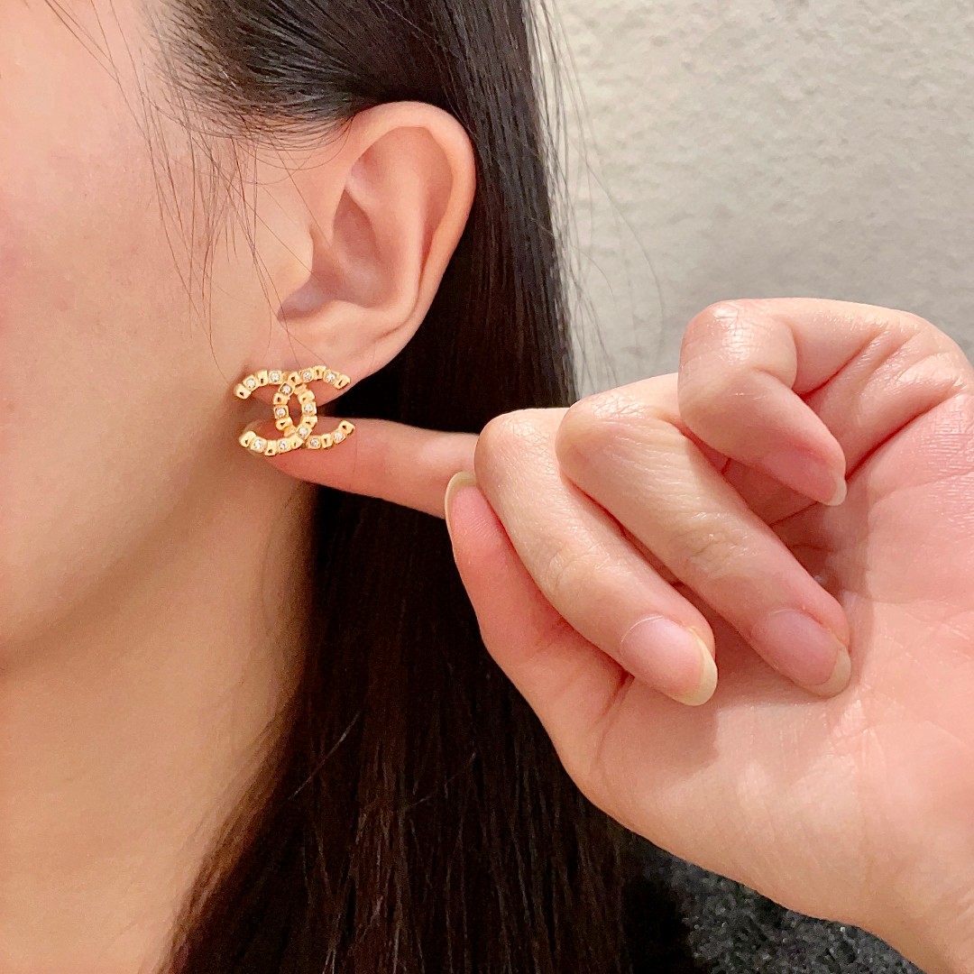  Chanel香奈儿 中古 双C耳钉👀原版复刻logo 小香家的款式真心无需多介绍😘🎶每一款都超好看，精