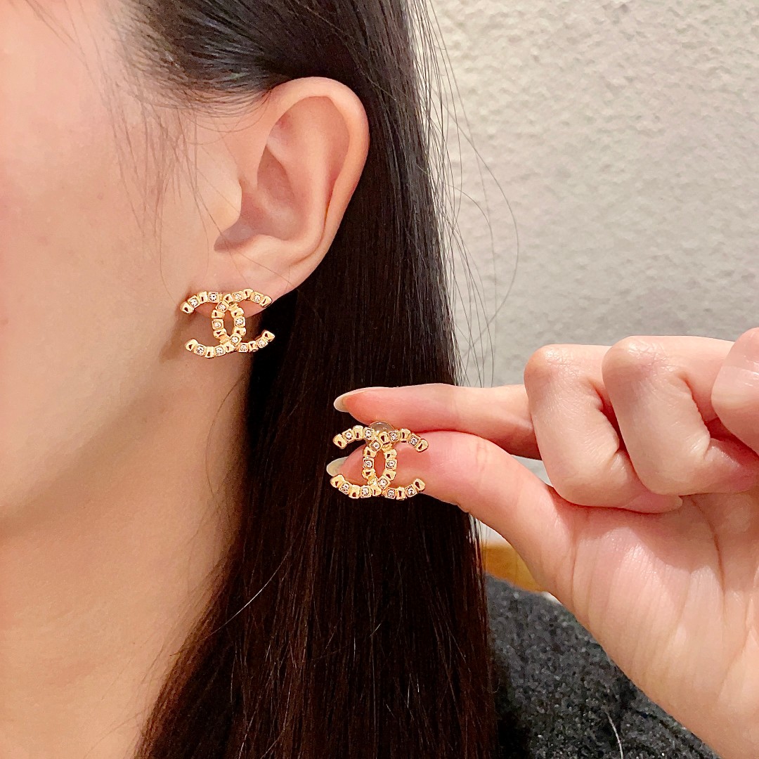  Chanel香奈儿 中古 双C耳钉👀原版复刻logo 小香家的款式真心无需多介绍😘🎶每一款都超好看，精