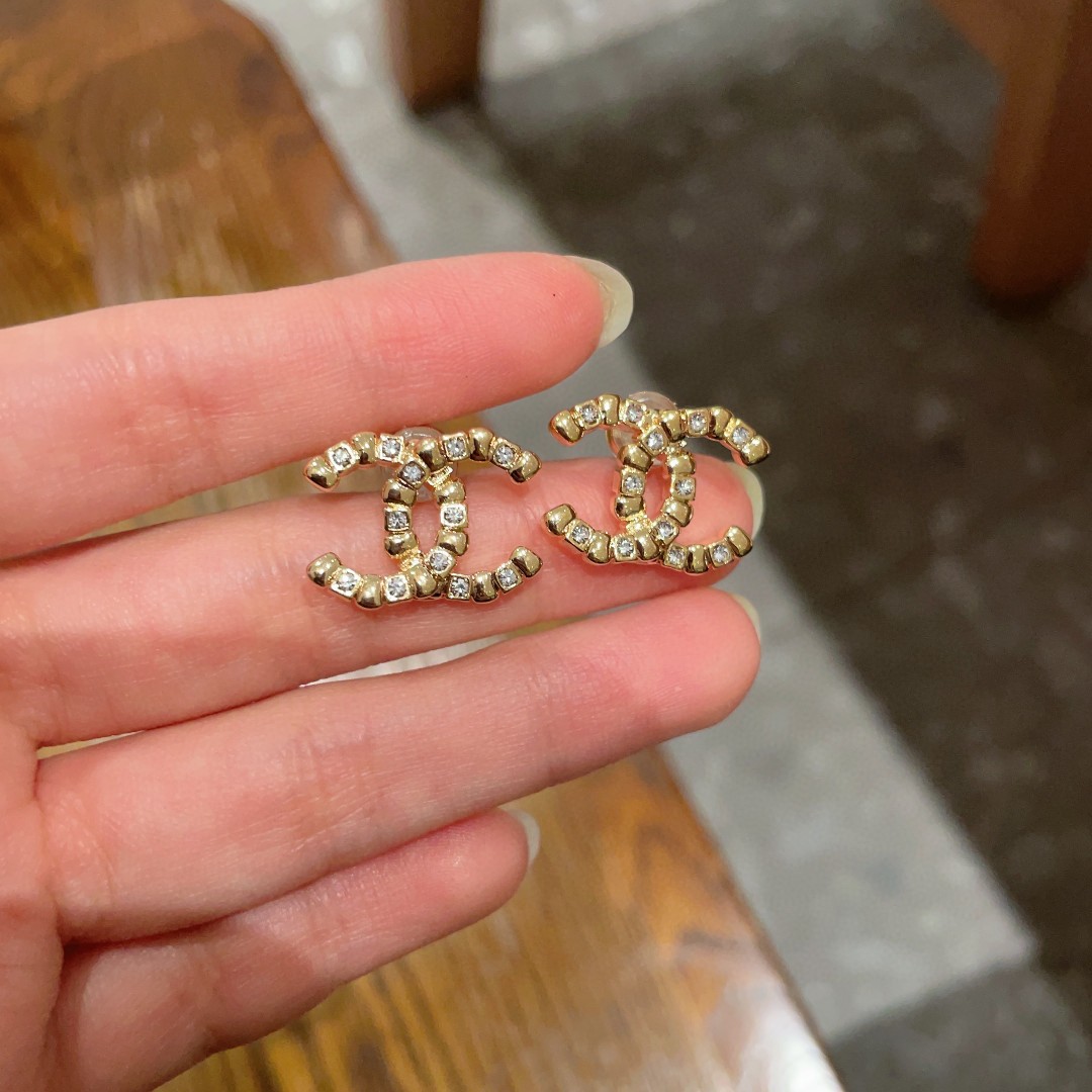  Chanel香奈儿 中古 双C耳钉👀原版复刻logo 小香家的款式真心无需多介绍😘🎶每一款都超好看，精
