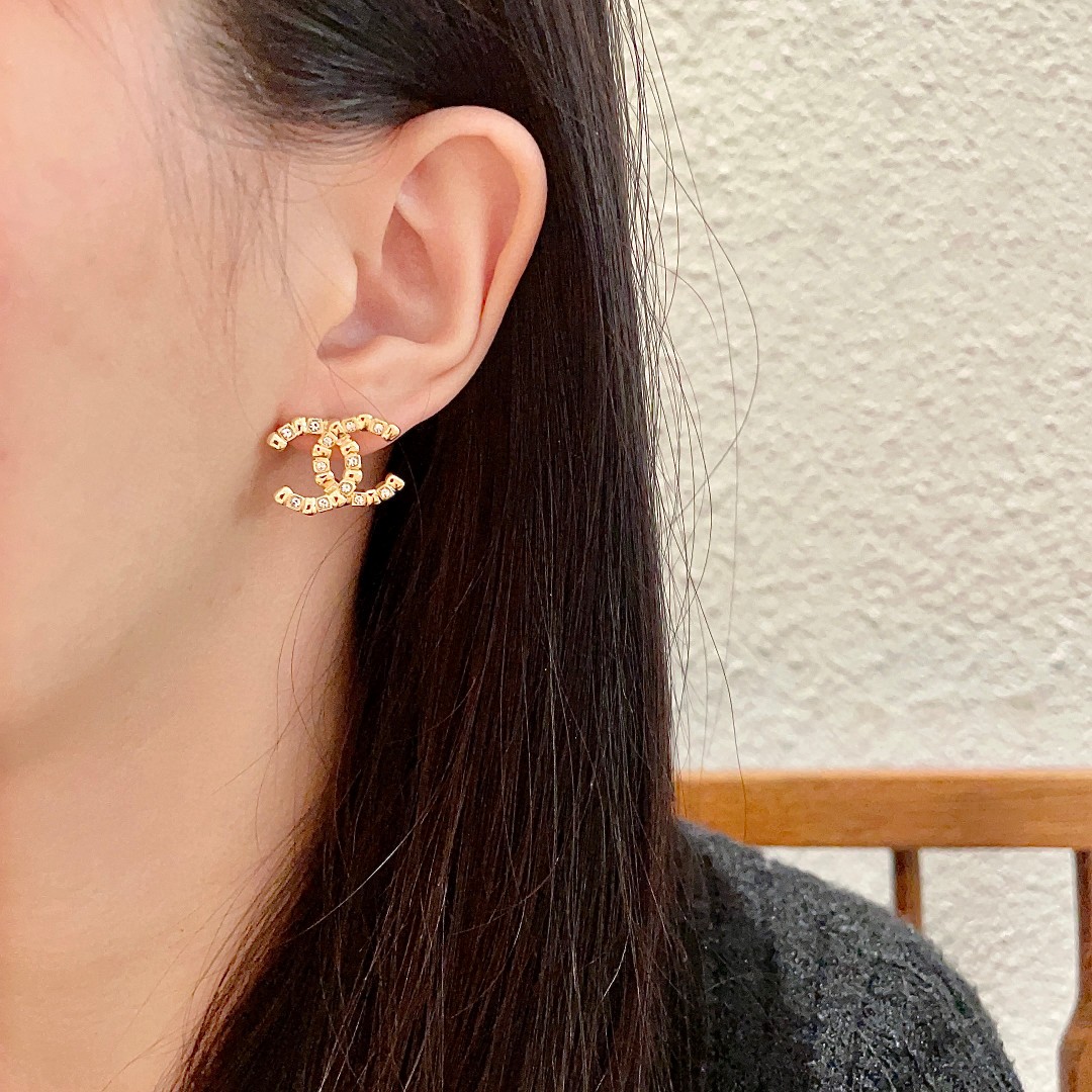  Chanel香奈儿 中古 双C耳钉👀原版复刻logo 小香家的款式真心无需多介绍😘🎶每一款都超好看，精