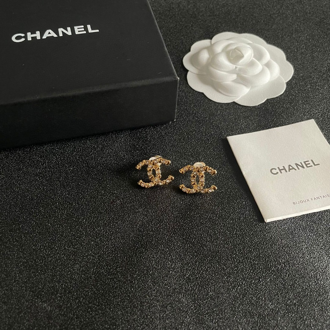  Chanel香奈儿 中古 双C耳钉👀原版复刻logo 小香家的款式真心无需多介绍😘🎶每一款都超好看，精