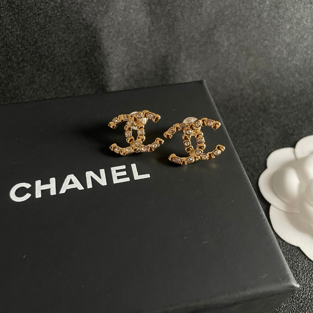  Chanel香奈儿 中古 双C耳钉👀原版复刻logo 小香家的款式真心无需多介绍😘🎶每一款都超好看，精