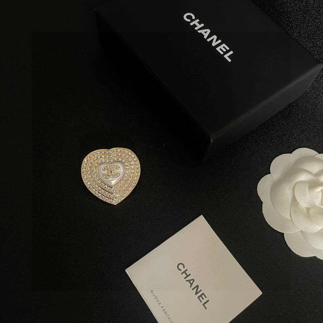  CHANEL🇫🇷小香 专柜新款同步上新香奈儿胸针，是最懂女人的饰物。那些倾注了全部心血去做自己的女人，