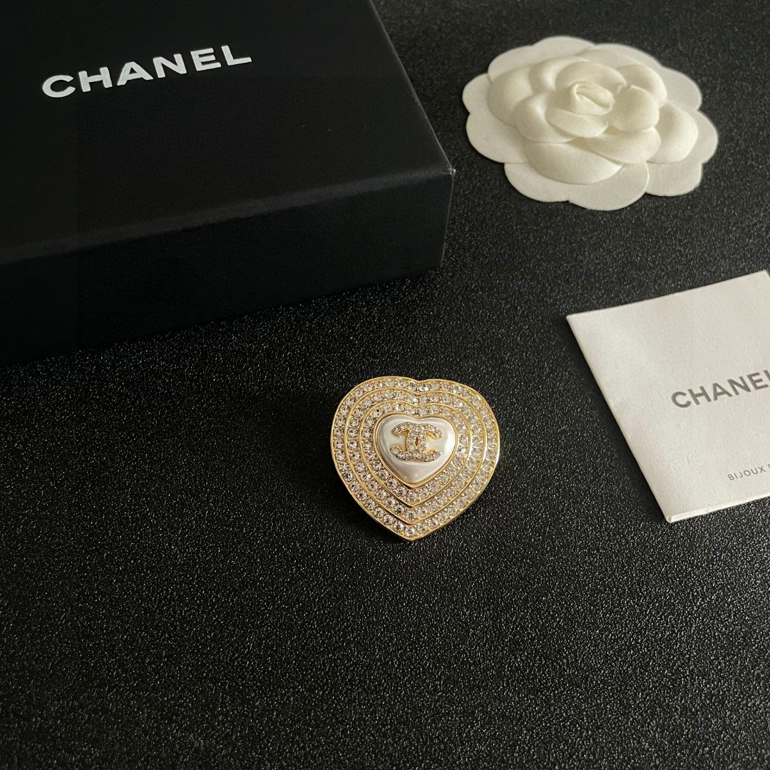  CHANEL🇫🇷小香 专柜新款同步上新香奈儿胸针，是最懂女人的饰物。那些倾注了全部心血去做自己的女人，