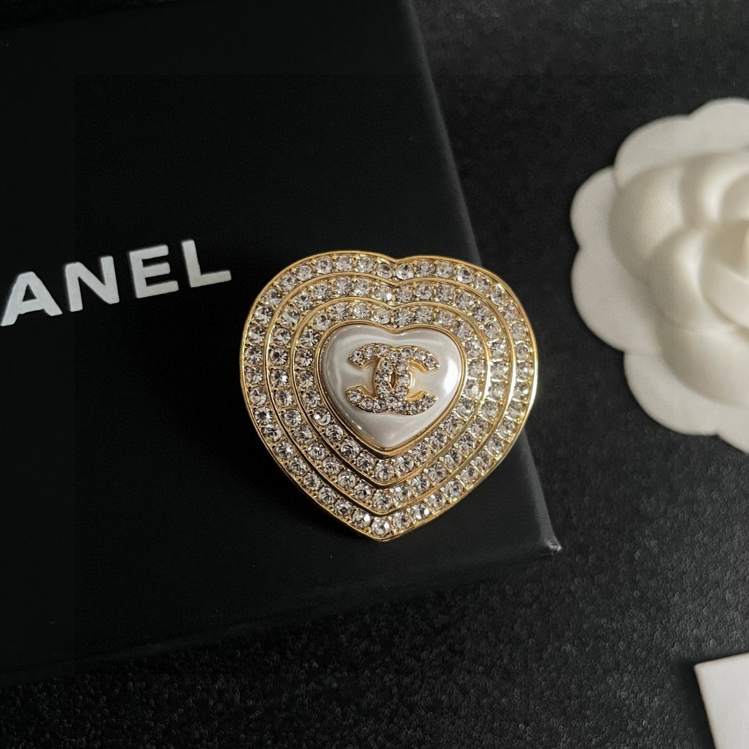  CHANEL🇫🇷小香 专柜新款同步上新香奈儿胸针，是最懂女人的饰物。那些倾注了全部心血去做自己的女人，