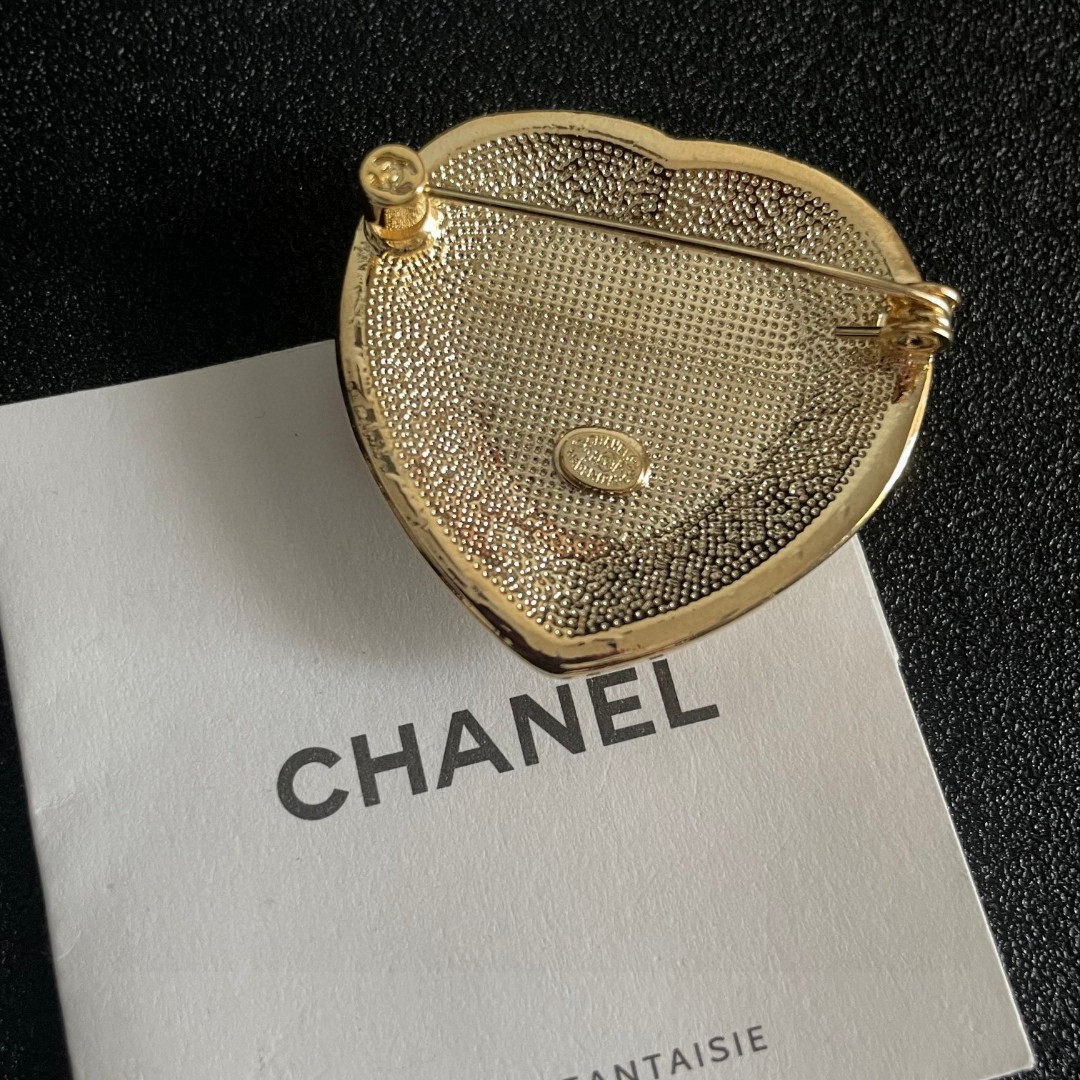  CHANEL🇫🇷小香 专柜新款同步上新香奈儿胸针，是最懂女人的饰物。那些倾注了全部心血去做自己的女人，
