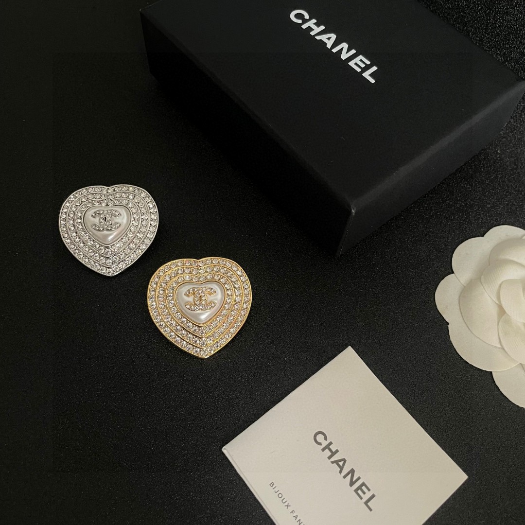  CHANEL🇫🇷小香 专柜新款同步上新香奈儿胸针，是最懂女人的饰物。那些倾注了全部心血去做自己的女人，