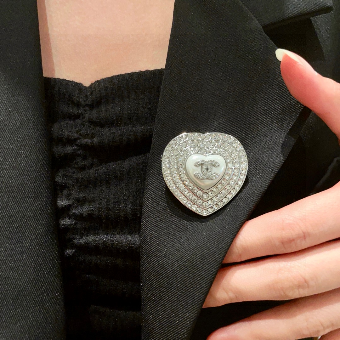  CHANEL🇫🇷小香 专柜新款同步上新香奈儿胸针，是最懂女人的饰物。那些倾注了全部心血去做自己的女人，