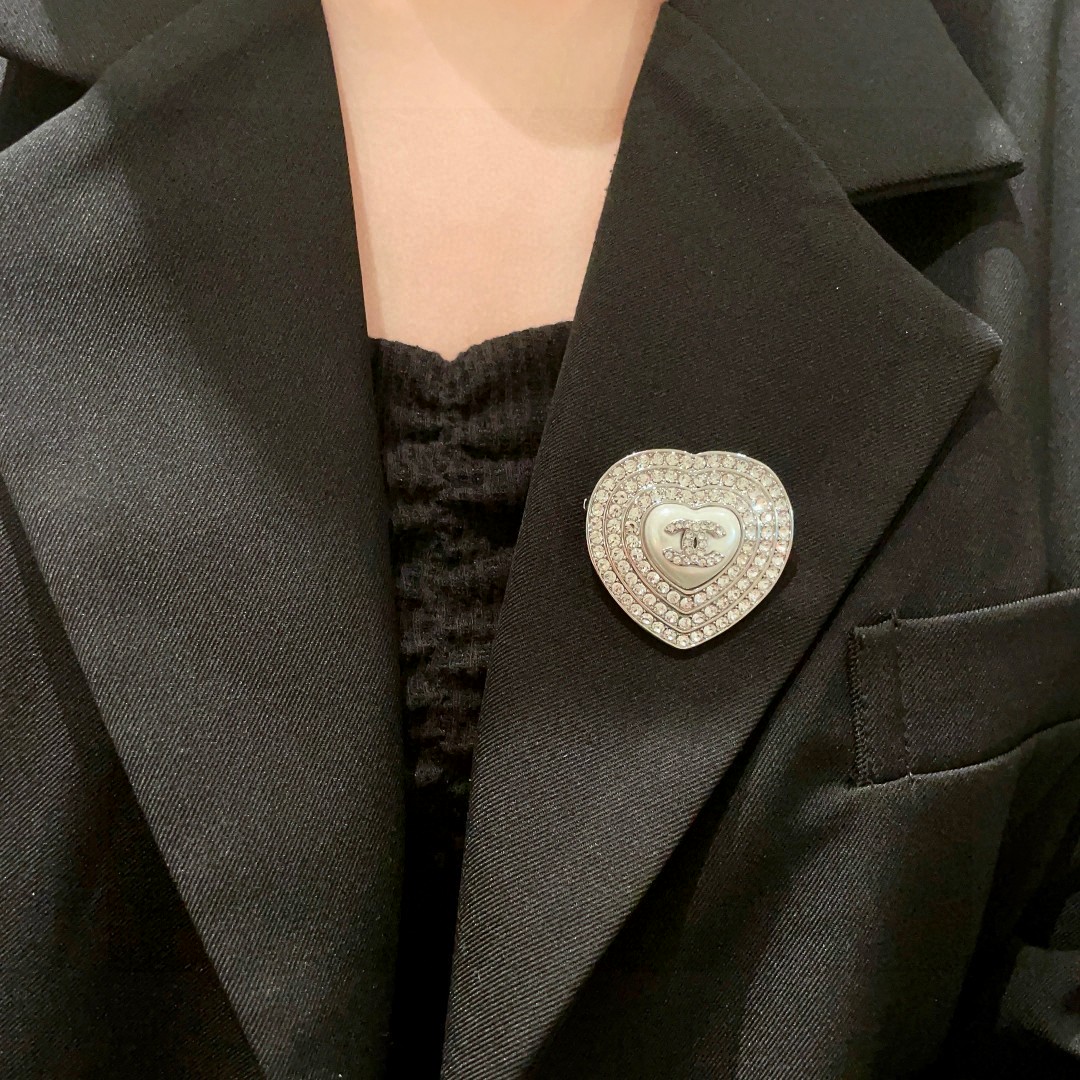 CHANEL🇫🇷小香 专柜新款同步上新香奈儿胸针，是最懂女人的饰物。那些倾注了全部心血去做自己的女人，