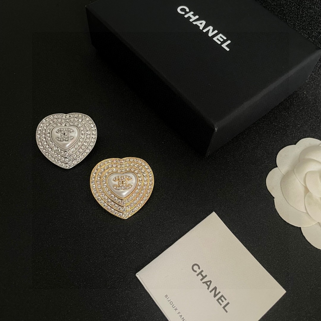  CHANEL🇫🇷小香 专柜新款同步上新香奈儿胸针，是最懂女人的饰物。那些倾注了全部心血去做自己的女人，