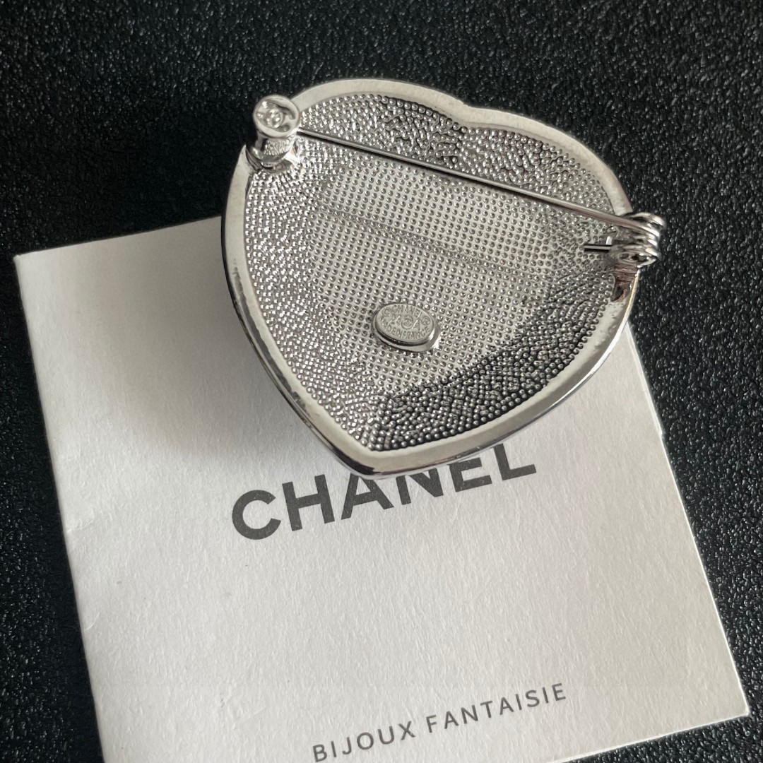  CHANEL🇫🇷小香 专柜新款同步上新香奈儿胸针，是最懂女人的饰物。那些倾注了全部心血去做自己的女人，
