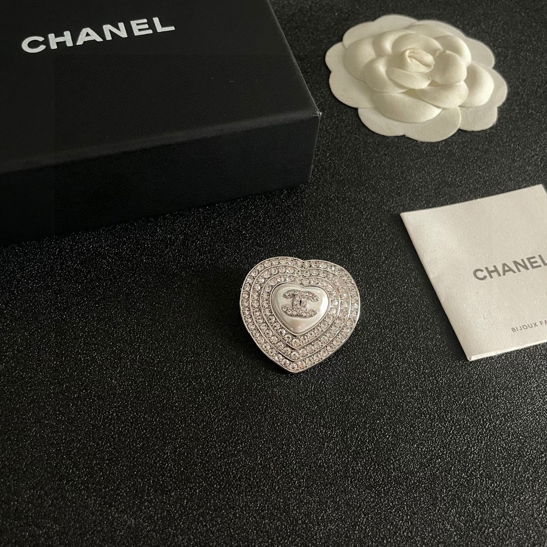  CHANEL🇫🇷小香 专柜新款同步上新香奈儿胸针，是最懂女人的饰物。那些倾注了全部心血去做自己的女人，