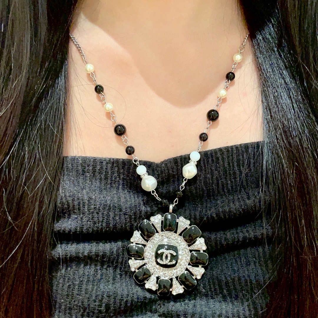  Chanel香奈儿 中古 项链👀小香家的款式真心无需多介绍😘🎶每一款都超好看，精致大方，非常显气质
