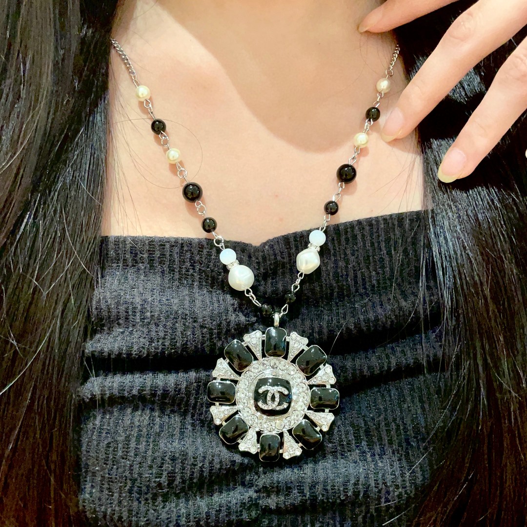  Chanel香奈儿 中古 项链👀小香家的款式真心无需多介绍😘🎶每一款都超好看，精致大方，非常显气质